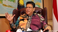 Persiasatan (penyidikan) masih berjalan. Berdasarkan aturan yang ada di Malaysia, seorang tersangka belum bisa mendapatkan tamu sampai dinyatakan bisa, kata Zahrain dalam konferensi pers.