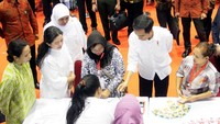 Jokowi menyalurkan Bantuan Pangan Non Tunai (BPNT) dalam bentuk voucher. Dengan adanya bantuan ini, penerima bisa membelanjakan dana bantuan yang diberikan pemerintah di tempat pembelian BPNT yang telah disediakan. Pool/Kemensos.