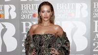 Rita Ora saat tampil di red carpet BRIT Awards 2017 di London, Inggris pada Rabu (22/2/2017) waktu setempat. John Phillips/Getty Images/detikFoto.
