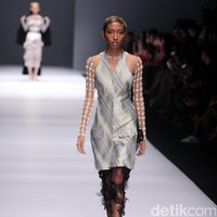Koleksi Toton Januar for Dewi Fashion Knight [DFK] di Jakarta Fashion Week 2017. Senayan City. Jakarta. [Foto: Mohammad Abduh/Wolipop]