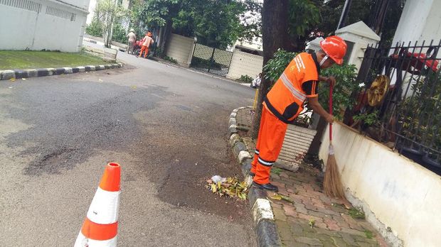 Dadan berharap warga Jakarta stop buang sampah sembarangan.