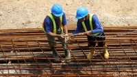 Para pekerja tengah menyelesaikan pengerjaan proyek.