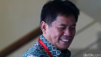 Tidak ada komentar yang dilontarkannya saat memasuki Gedung KPK. Musa langsung menuju meja registrasi dan menunggu di lobi sebelum masuk ke ruang pemeriksaan.