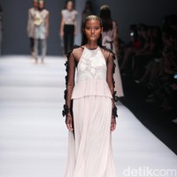 Koleksi Toton Januar for Dewi Fashion Knight [DFK] di Jakarta Fashion Week 2017. Senayan City. Jakarta. [Foto: Mohammad Abduh/Wolipop]