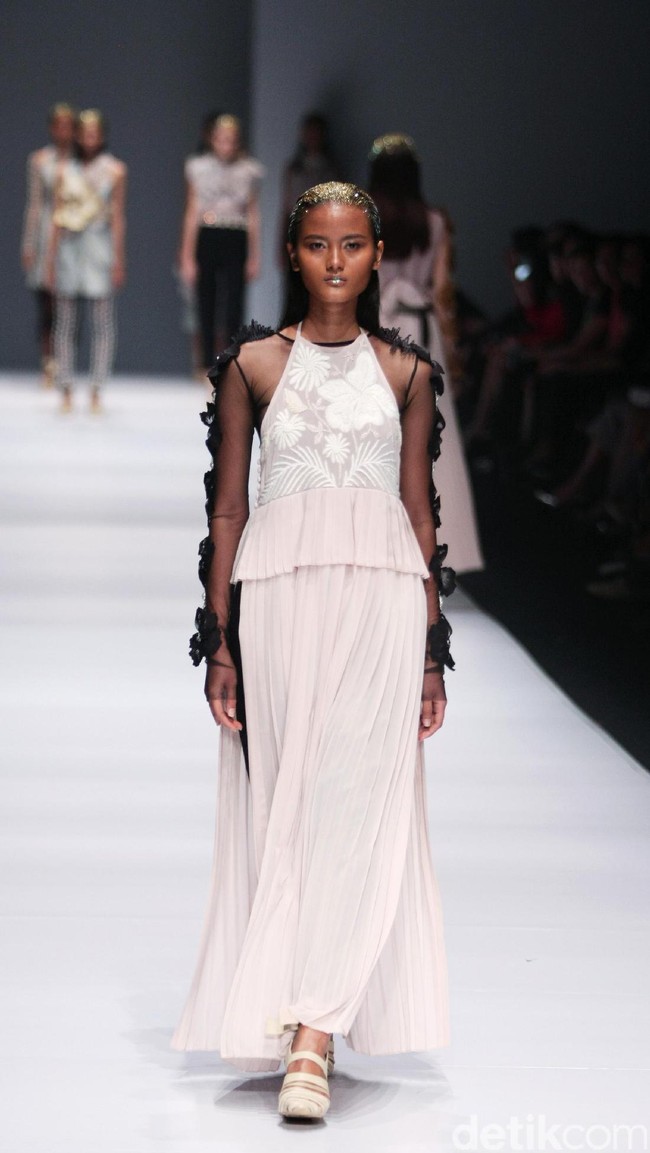 Koleksi Toton Januar for Dewi Fashion Knight [DFK] di Jakarta Fashion Week 2017. Senayan City. Jakarta. [Foto: Mohammad Abduh/Wolipop]