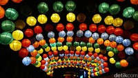 Puluhan lampion dengan beragam bentuk menghiasi malam di area Monjali. Mulai dari bentuk hewan seperti kupu-kupu, ikan, angsa, juga bentuk pohon buah seperti jeruk, cherry, dll. Bahkan ada juga beberapa landmark negara di dunia seperti Menara Eiffel, pagoda dan benteng Korea.
