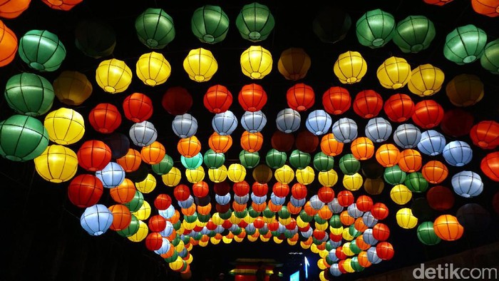 Bosen liburan yang itu-itu aja di Jogja? Coba ke Taman Pelangi, Jogja Night Recreation, di Sleman Yogyakarta yuk. Tujuh wajah presiden RI nampang disana lho. Gemerlap lampu warna-warni Lampion menghiasi sekeliling arena Monumen Jogja Kembali (Monjali) yang menjadi area kawasan wisata Jogja Night Recreation, Taman Pelangi.