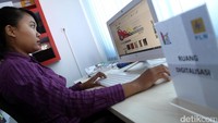 Rumah Kreatif BUMN juga sekaligus tempat memasarkan produk-produk kreatif yang dapat dijual melalui online ataupun offline.
