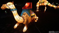 Bahkan ada Lampion berbentuk Onta juga disana. Taman Pelangi dibuka setiap hari mulai sore hingga malam hari yaitu pukul 17.00-23.00 WIB. Taman ini didesain dengan bermacam bentuk karakter, warna dan ukuran lampion yang mengelilingi Monjali.