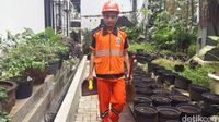 Dadan Penyelam Got: Warga Jakarta, Jangan Buang Sampah Sembarangan!