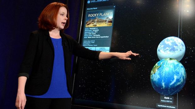 Pakar astronomi saat membandingkan ukuran planet yang baru ditemukan dengan Bumi