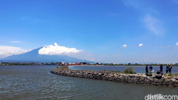 Tampak Gunung Ciremai dari Pantai Kejawan (Tri/detikTravel)