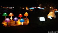 Menurut beberapa pengunjung Taman Pelangi menghadirkan suasana romantis dengan aneka lampion. Bentuknya beragam dan nyala lampunya warna-warni seperti bentuk jamur dengan warna yang sangat menarik perhatian.