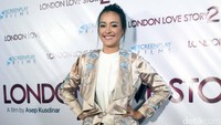 Wanita berdarah Belanda itu tampil dengan setelan gold. Pool/Noel/detikFoto.