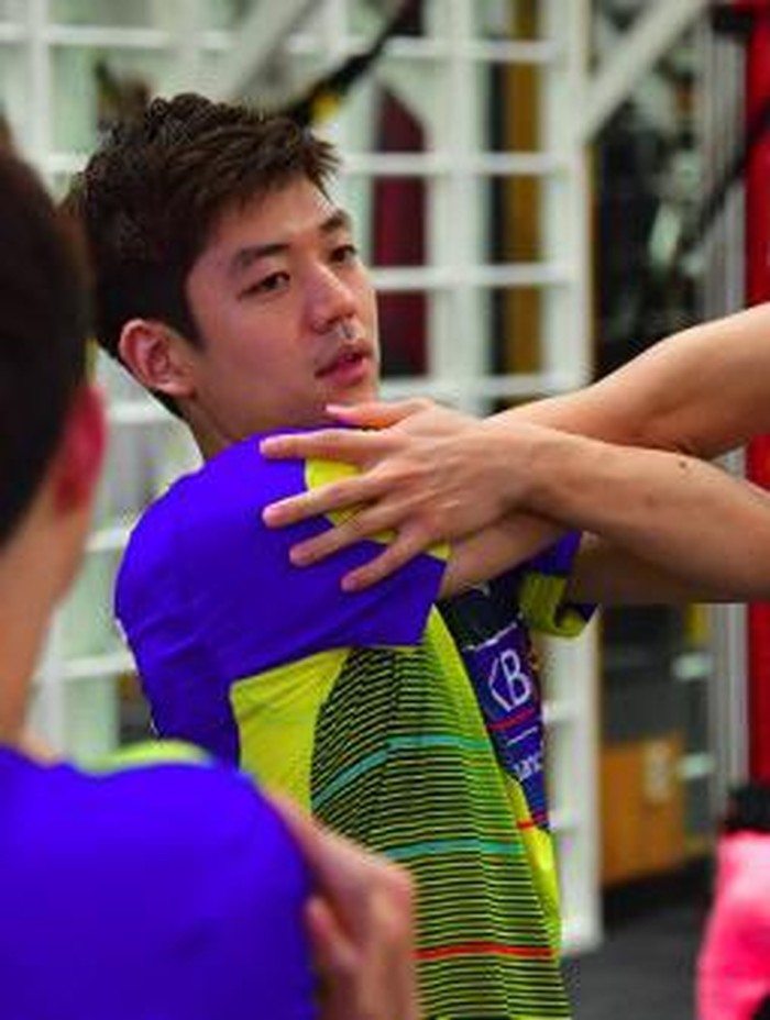 South Korean badminton player Lee Yong-Dae (R) warms up during a training session in preparation for the 2016 Rio Olympic Games at the Taereung National Training Center in Seoul on July 5, 2016. / AFP PHOTO / JUNG YEON-JE