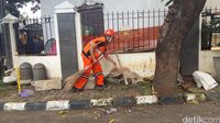 Dadan saat menyapu jalanan di Gondangdia, Menteng, Jakarta Pusat
