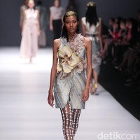 Koleksi Toton Januar for Dewi Fashion Knight [DFK] di Jakarta Fashion Week 2017. Senayan City. Jakarta. [Foto: Mohammad Abduh/Wolipop]