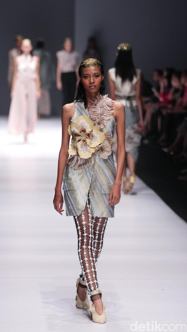 Koleksi Toton Januar for Dewi Fashion Knight [DFK] di Jakarta Fashion Week 2017. Senayan City. Jakarta. [Foto: Mohammad Abduh/Wolipop]