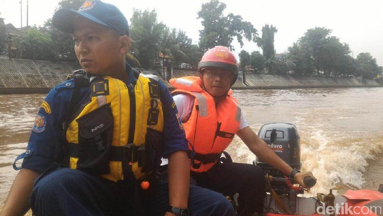 Petugas Masih Cari Anak yang Hanyut di Sungai Ciliwung Petugas Masih Cari Anak yang Hanyut di Sungai Ciliwung