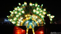 Lampion burung cenderawasih juga ikut nampang disalah satu sudut area Taman Pelangi.
