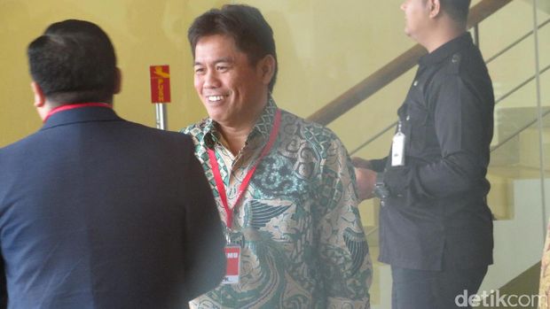  Anggota Komisi V DPR Musa Zainuddin (berbatik hijau) memenuhi panggilan KPK, Kamis (23/2/2017).