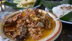 Hangatkan Diri dengan Semangkuk Gule Kambing Berempah Gurih