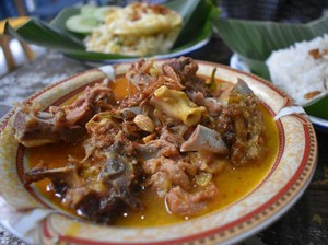 Imah Babaturan: Gurih Berempah Gule Kambing Bikinan Warung Kopi