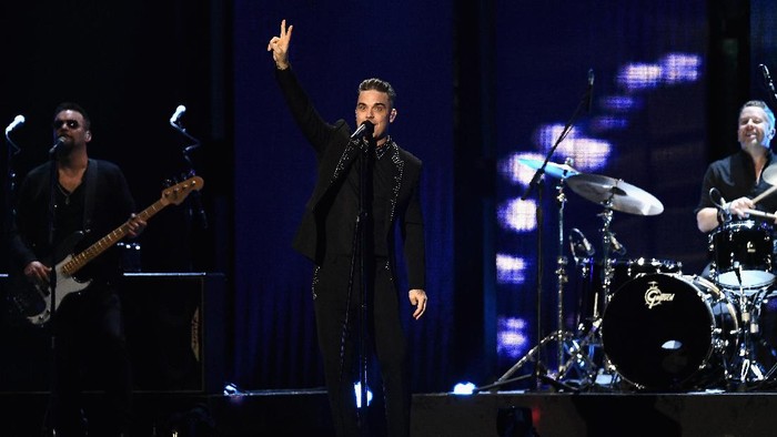 LONDON, ENGLAND - FEBRUARY 22: (EDITORIAL USE ONLY) Robbie Williams performs on stage at The BRIT Awards 2017 at The O2 Arena on February 22, 2017 in London, England. (Photo by Gareth Cattermole/Getty Images)