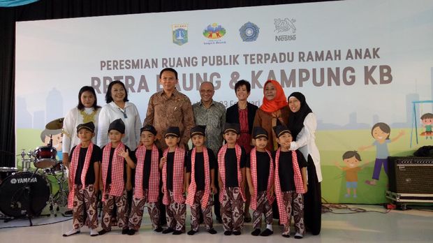 Anak-anak juga unjuk tarian.
