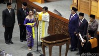 Ni Puti Tuti Kusuma disumpah. Politisi Partai Demokrat itu menggantikan Jero Wacik yang terjerat kasus korupsi pengadaan barang serta pemerasan di Kementerian Energi dan Sumber Daya Mineral (ESDM).