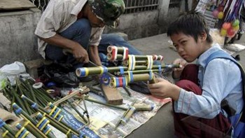 Pistol pletokan, mainan ini dibuat dari tanaman seperti bambu dan dibuat bisa menembakan peluru dari kertas basah mengandalkan prinsip tekanan. Foto: istimewa