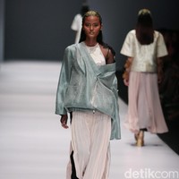 Koleksi Toton Januar for Dewi Fashion Knight [DFK] di Jakarta Fashion Week 2017. Senayan City. Jakarta. [Foto: Mohammad Abduh/Wolipop]