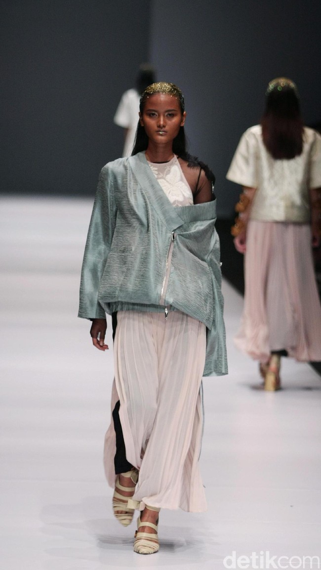 Koleksi Toton Januar for Dewi Fashion Knight [DFK] di Jakarta Fashion Week 2017. Senayan City. Jakarta. [Foto: Mohammad Abduh/Wolipop]