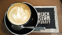 Sebagai teman minumnya, traveler bisa memesan secangkir kopi latte. Kopi latte tanpa gula bisa sedikit menetralisir rasa manis-manis seusai traveler mencoba kue-kue tadi (Wahyu/detikTravel)