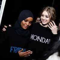 Sepanggung dengan Gigi Hadid juga membuatnya menjadi sorotan. Pertemanannya dengan Gigi dimulai sejak saat itu hingga sekarang mereka sama-sama mewakili UNICEF USA untuk program kemanusiaan. Baik Gigi maupun Halima pernah saling memuji di akun Instagram mereka. (Foto: Instagram)