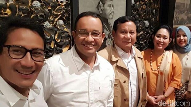 Titiek Soeharto dan Teka-teki Salam Tiga Jari Khas Anies-Sandi 