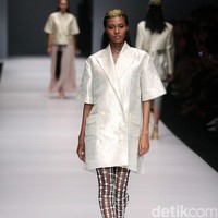 Koleksi Toton Januar for Dewi Fashion Knight [DFK] di Jakarta Fashion Week 2017. Senayan City. Jakarta. [Foto: Mohammad Abduh/Wolipop]