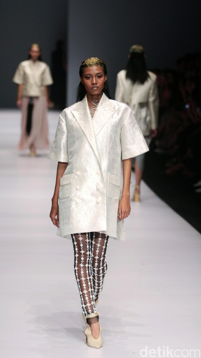 Koleksi Toton Januar for Dewi Fashion Knight [DFK] di Jakarta Fashion Week 2017. Senayan City. Jakarta. [Foto: Mohammad Abduh/Wolipop]