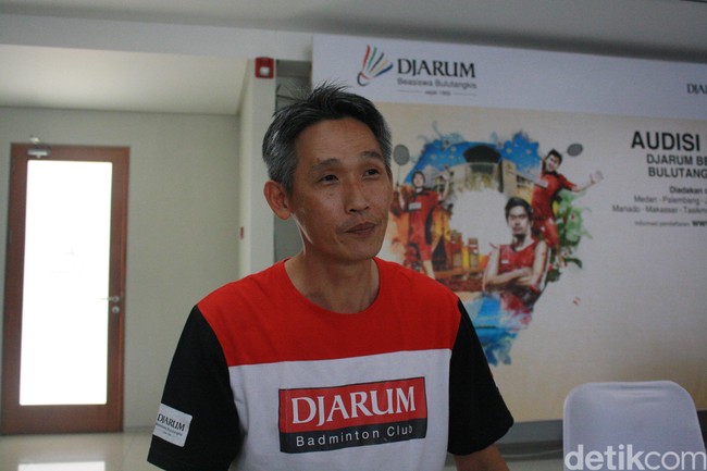 Fung Permadi adalah seorang mantan pemain bulu tangkis Indonesia di era 1990-an. Ia merupakan salah satu atlet berprestasi hasil binaan PB Djarum Kudus. Karena jarang memperoleh kesempatan untuk diikutkan dalam kejuaraan internasional, Fung kemudian pindah menjadi warga negara Taiwan dan bermain untuk negara tersebut. Sebagai pemain Taiwan, ia berhasil menjuarai beberapa kejuaraan. Setelah berhenti sebagai pemain bulu tangkis, Fung kemudian berkarier sebagai pelatih dan kini menjadi Manajer Tim PB Djarum. Dok. Femi Diah/DetikSport.