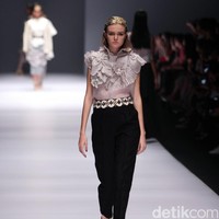 Koleksi Toton Januar for Dewi Fashion Knight [DFK] di Jakarta Fashion Week 2017. Senayan City. Jakarta. [Foto: Mohammad Abduh/Wolipop]