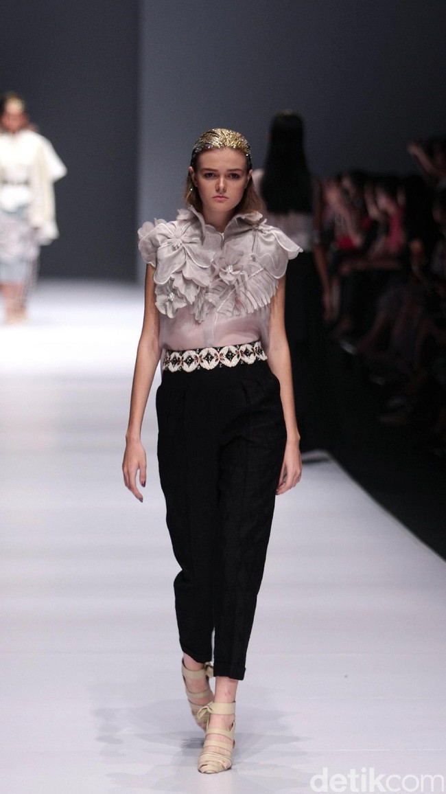 Koleksi Toton Januar for Dewi Fashion Knight [DFK] di Jakarta Fashion Week 2017. Senayan City. Jakarta. [Foto: Mohammad Abduh/Wolipop]