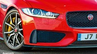 Terdapat pelek alloy berdesain unik dengan rem performa tinggi di dalamnya.