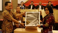 Petugas membuka kotak suara hasil rekapitulasi di tingkat kecamatan.