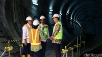 Presiden Joko Widodo saat meninjau penyelesaian pengerjaan terowongan bawah tanah  Mass Rapid Transit (MRT) di kawasan Setiabudi, Jakarta, Kamis, (23/2/2017).