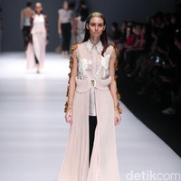 Koleksi Toton Januar for Dewi Fashion Knight [DFK] di Jakarta Fashion Week 2017. Senayan City. Jakarta. [Foto: Mohammad Abduh/Wolipop]