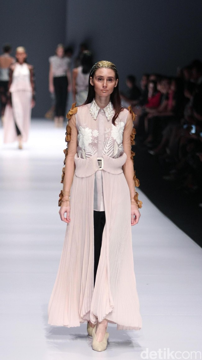 Koleksi Toton Januar for Dewi Fashion Knight [DFK] di Jakarta Fashion Week 2017. Senayan City. Jakarta. [Foto: Mohammad Abduh/Wolipop]