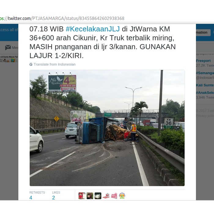 Truk Muatan Kayu Terguling di Tol JORR KM 36, Lalin Macet 2 Km