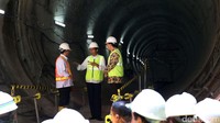 Tak sendiri, Jokowi juga ditemani oleh Menteri Perhubungan Budi Karya Sumadi dan Gubernur DKI Jakarta Basuki Tjahaja Purnama (Ahok) dan juga Menteri Pekerjaan Umum dan Perumahan Rakyat Basuki Hadimuljono bersama Menteri BUMN Rini M Soemarno.