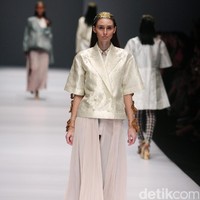Koleksi Toton Januar for Dewi Fashion Knight [DFK] di Jakarta Fashion Week 2017. Senayan City. Jakarta. [Foto: Mohammad Abduh/Wolipop]
