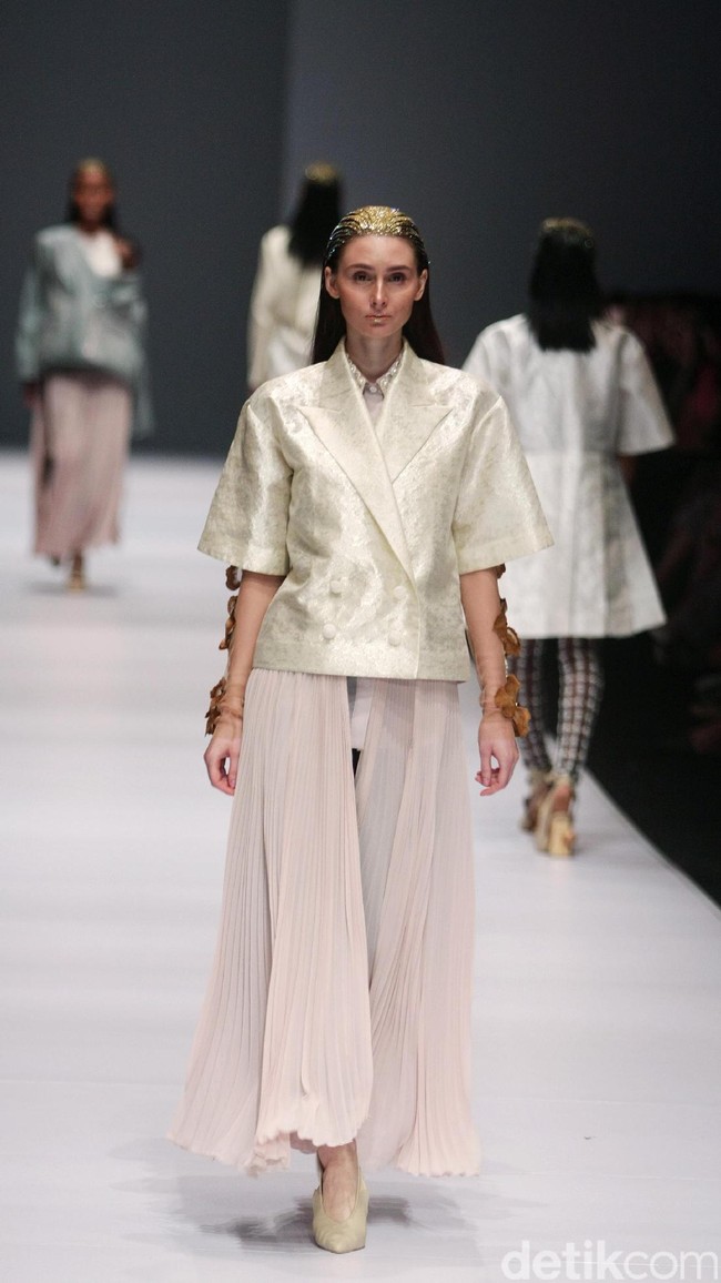 Koleksi Toton Januar for Dewi Fashion Knight [DFK] di Jakarta Fashion Week 2017. Senayan City. Jakarta. [Foto: Mohammad Abduh/Wolipop]